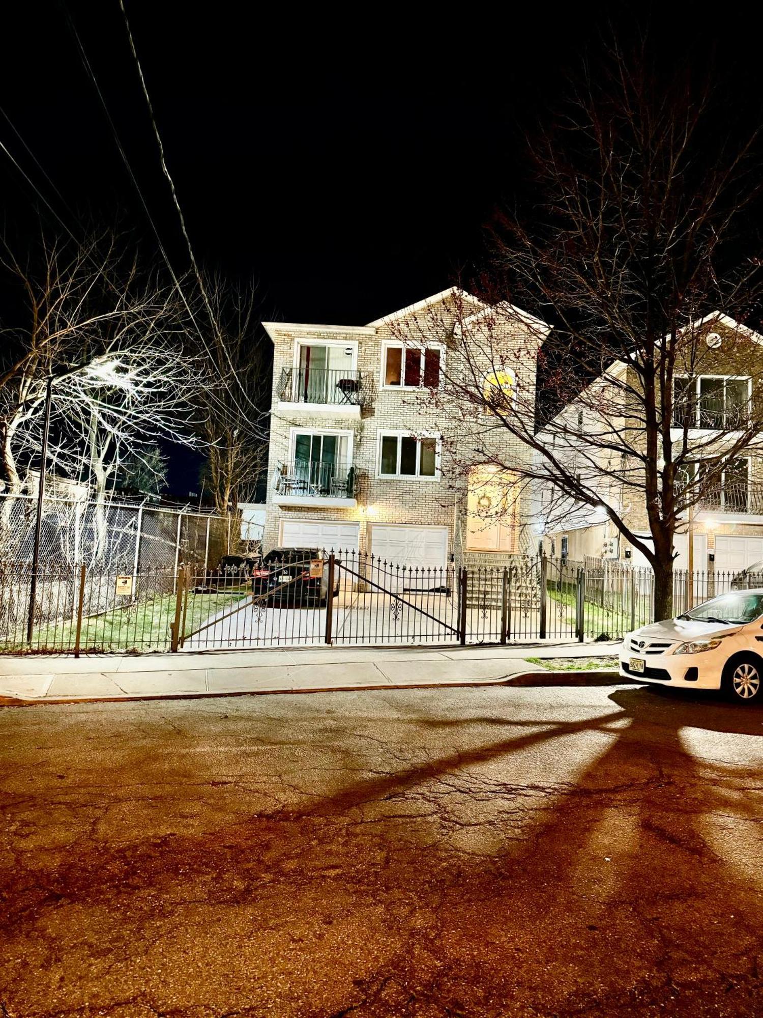 Stylish Evergreen Apartment By Newark Airport ภายนอก รูปภาพ