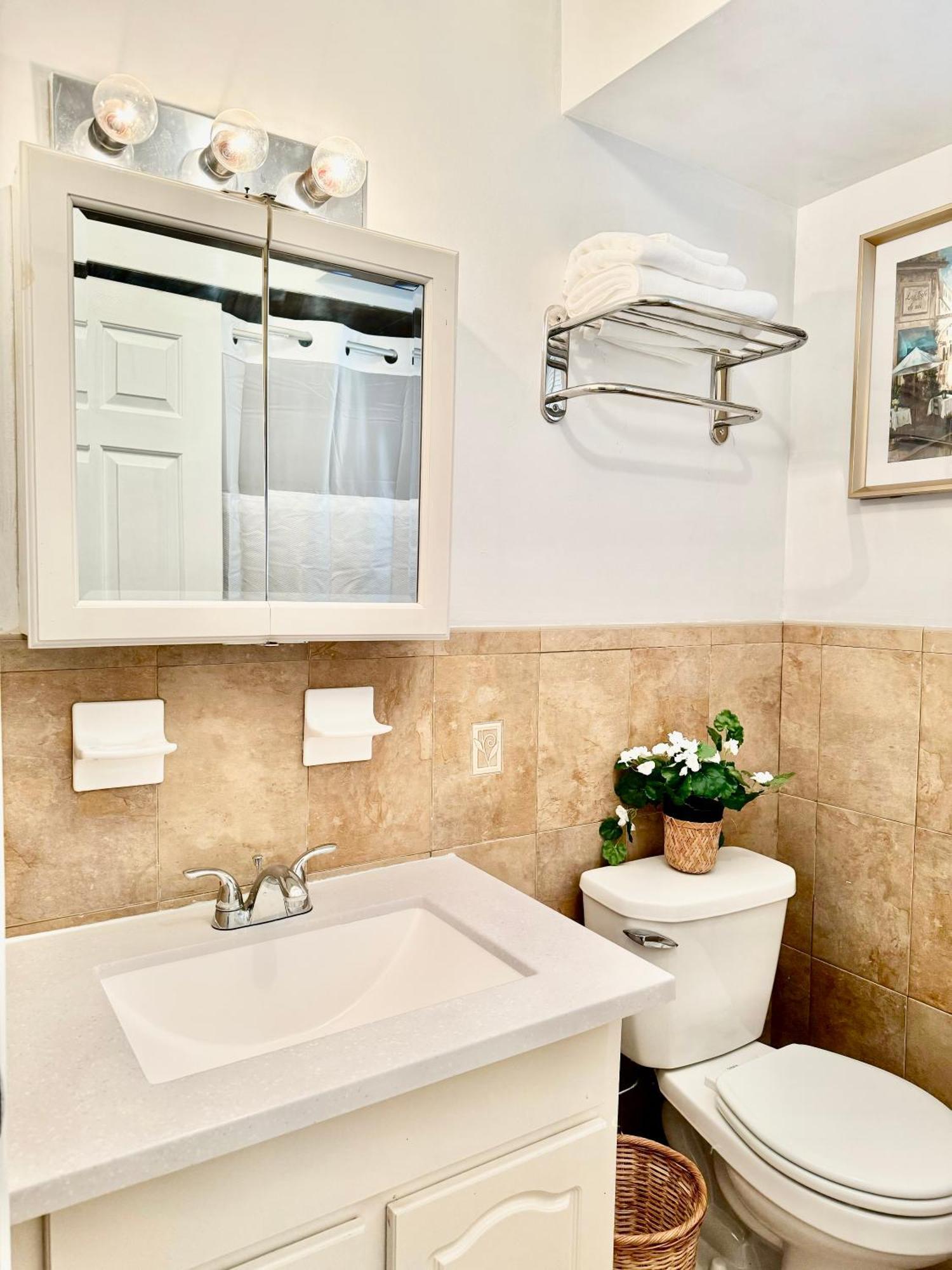 Stylish Evergreen Apartment By Newark Airport ภายนอก รูปภาพ